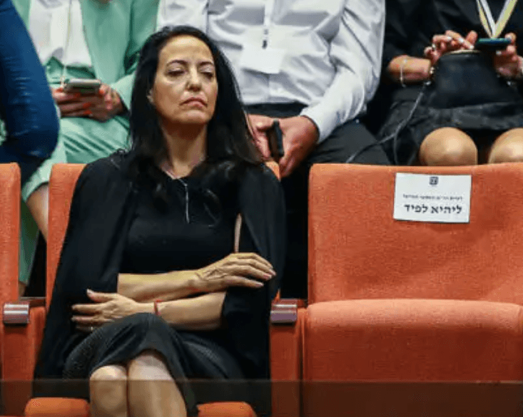 לזה לא ציפינו: זה מה שקרה כשאשתו של לפיד נשאלה על שירותו הצבאי