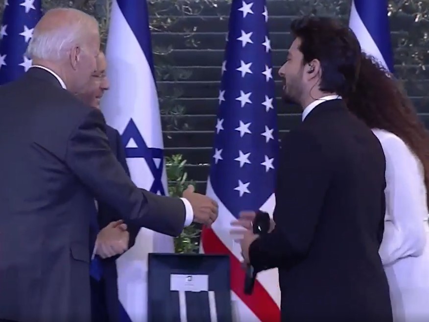 ביידן מושיט את ידו לעבר יובל דיין