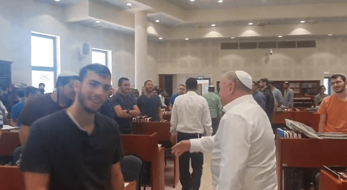 ח"כ אמסלם הגיע לביקור בישיבה - כך קיבלו אותו התלמידים | צפו