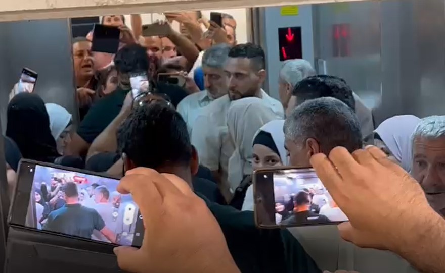 צפו: עימות פיזי לאחר ערעור בני משפחת המחבל שרצח 4 חיילים