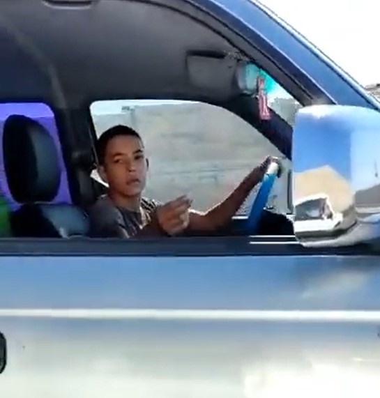 קטין ערבי נוהג על הטנדר. צילום מסך