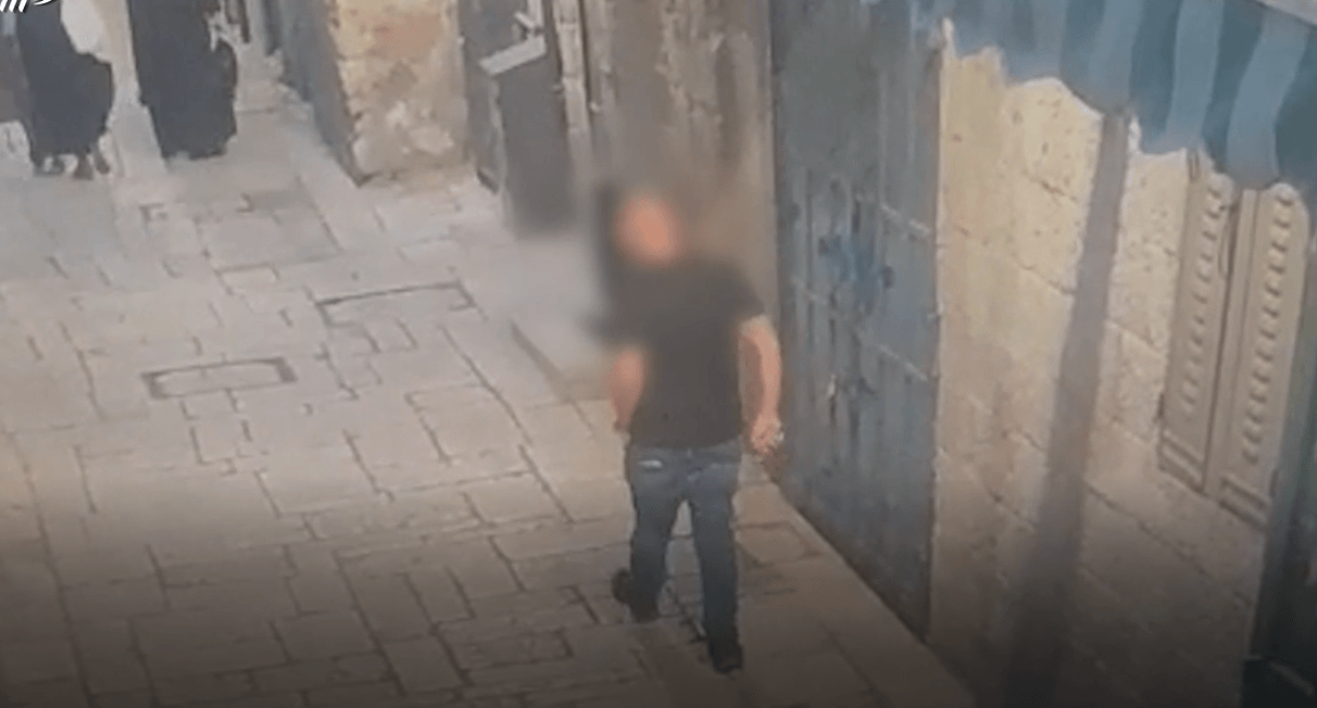 סוכל פיגוע דקירה בירושלים: מחבל חמוש בסכין עקב אחרי מתפללים בעיר העתיקה - ונעצר | תיעוד