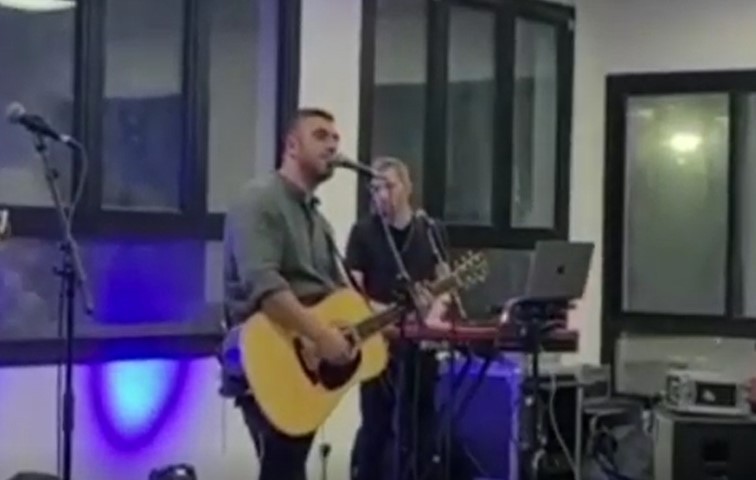 צפו: ישי ריבו מפתיע את בנו של לוחם הימ"מ שנפל