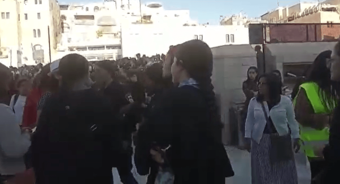 כמדי ראש חודש: נשות הכותל חוללו מהומה ברחבה וגרמו לעימותים