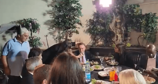 היידי מוזס ענדת לישראל כץ את התליון. מתוך תיעוד שעלה ברשתות החברתיות, שימוש לפי סעיף 27א' לרשתות החברתיות