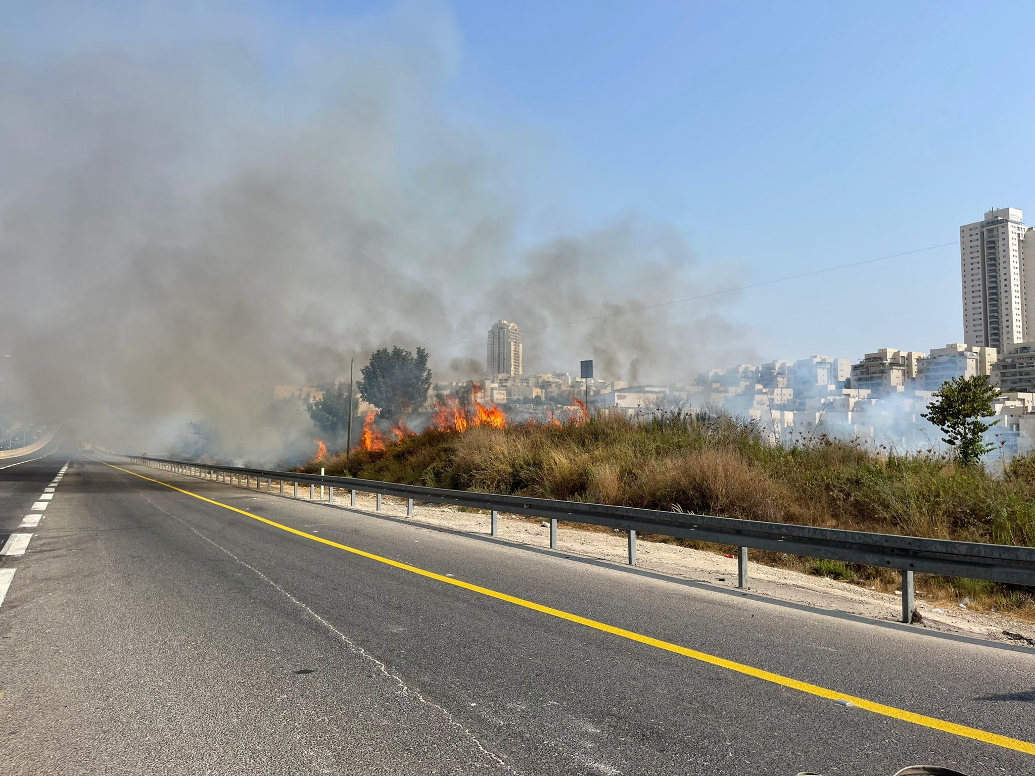 הושגה שליטה על האש: כביש 443 נפתח לתנועה לשני הכיוונים