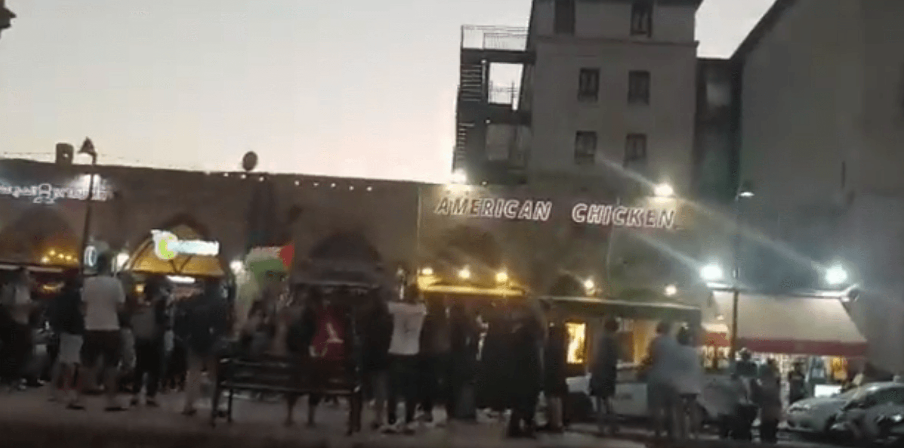 ברקע האזעקות בגוש דן: עשרות צעירים ערבים בקריאות שמחה