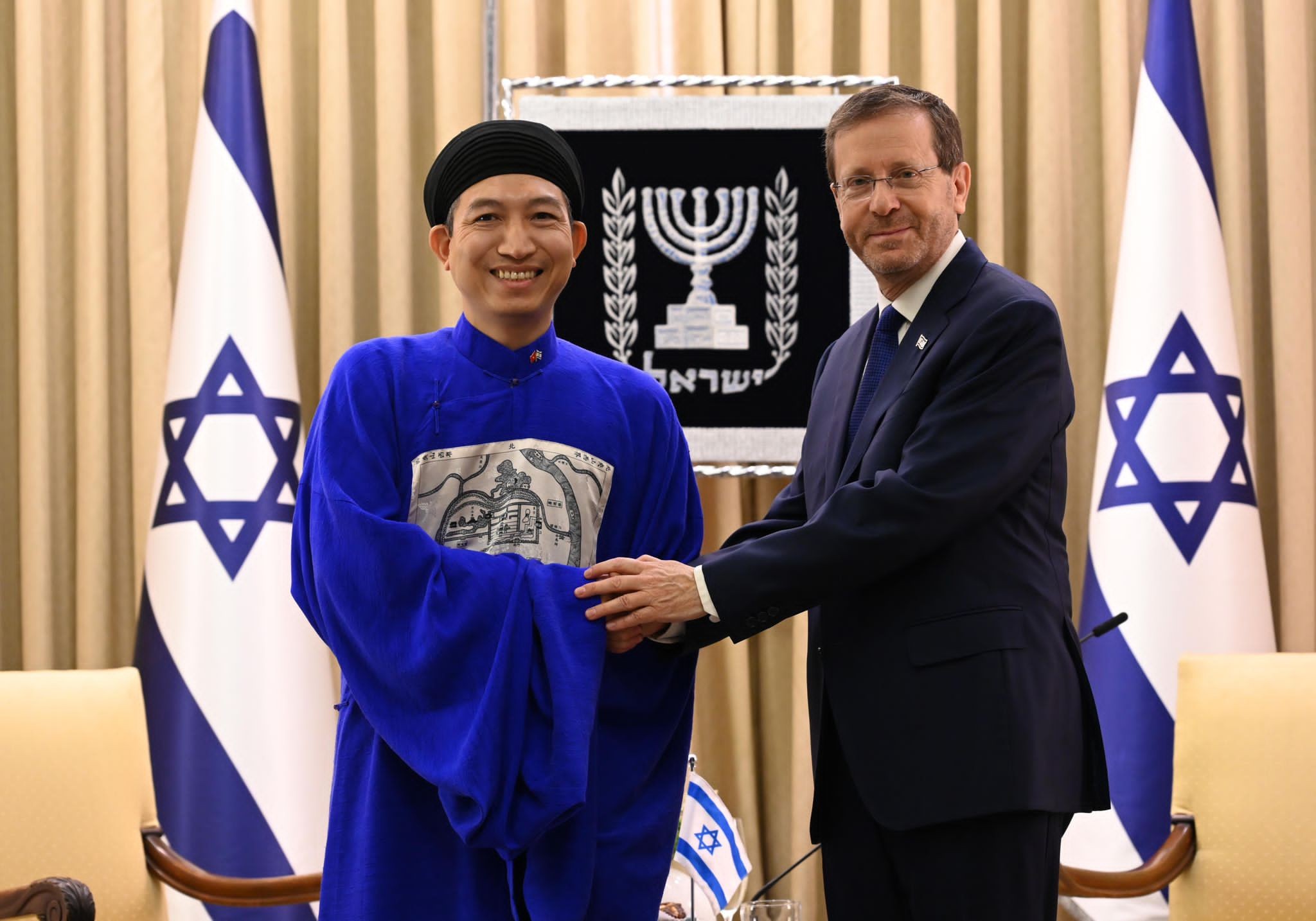 בשמלה כחולה: השגריר הווייטנאמי ביקר בבית הנשיא