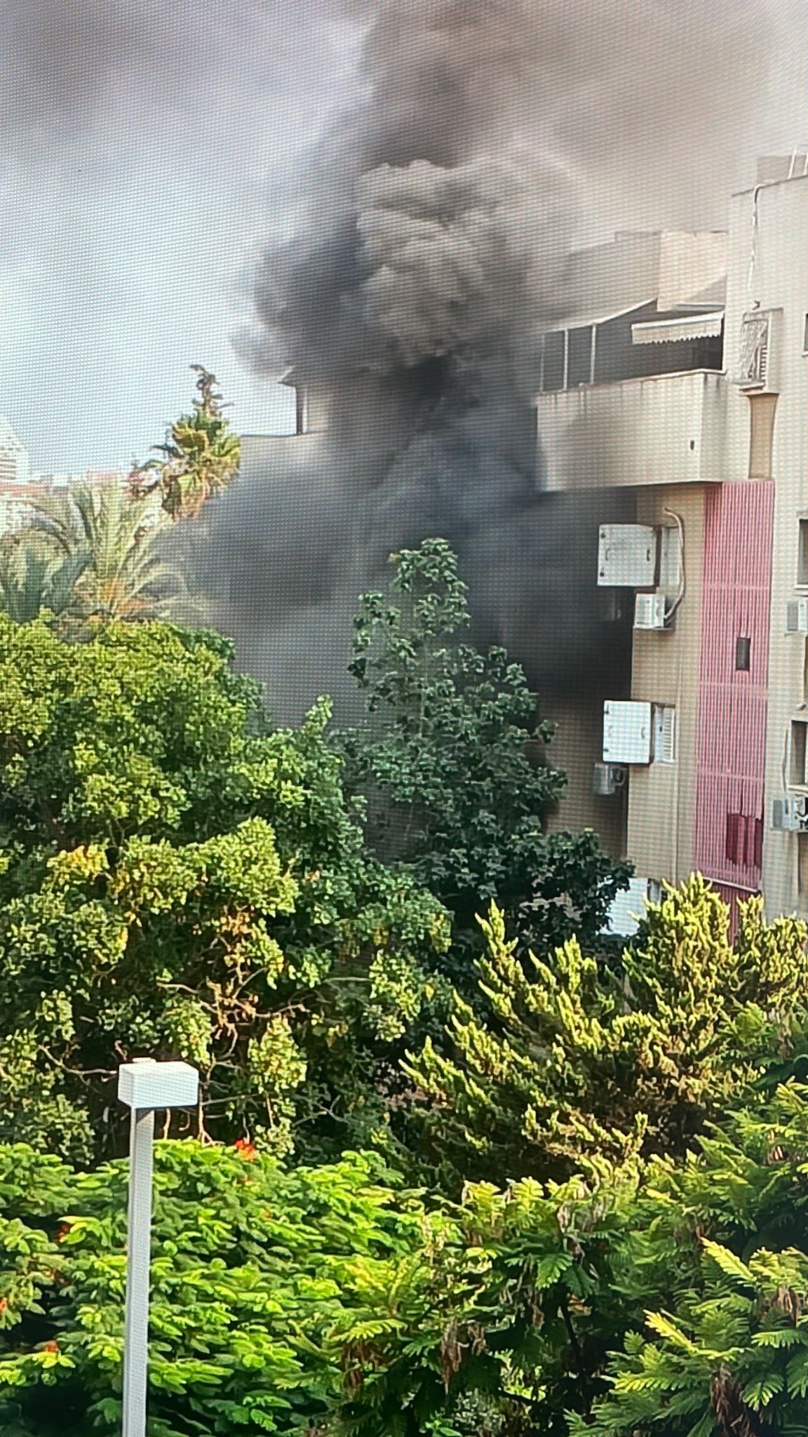 חולון: נפגעת באורח קשה בעקבות שריפה בדירה