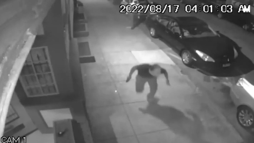 לפי המשטרה, ארבעת החשודים לבשו מסכות, ואחד אף הניף נשק חם חצי אוטומטי. קרדיט צילום: משטרת פילדלפיה