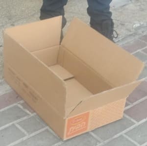 הקרטון בו נמצא התינוק. קרדיט צילום: דוברות המשטרה