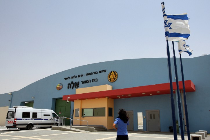 כלא אלה: הפרת סדר פרצה, נעשה שימוש בגז מדמיע