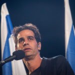 הזמר אביב גפן צייץ: "מתפלל לשלומו של נירו לוי" – והותקף בבוטות