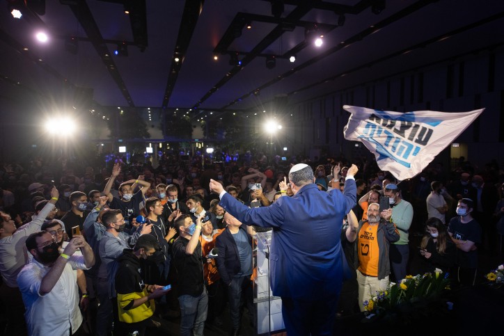 בושם מקולקל: על סקרים, סוקרים ומפלגות טרנד | אברהם גרינצייג
