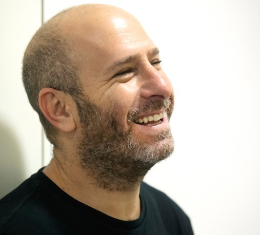 ישלם לו? התגובה המפתיעה של חנוך דאום לגולש שכינה אותו פאשיסט