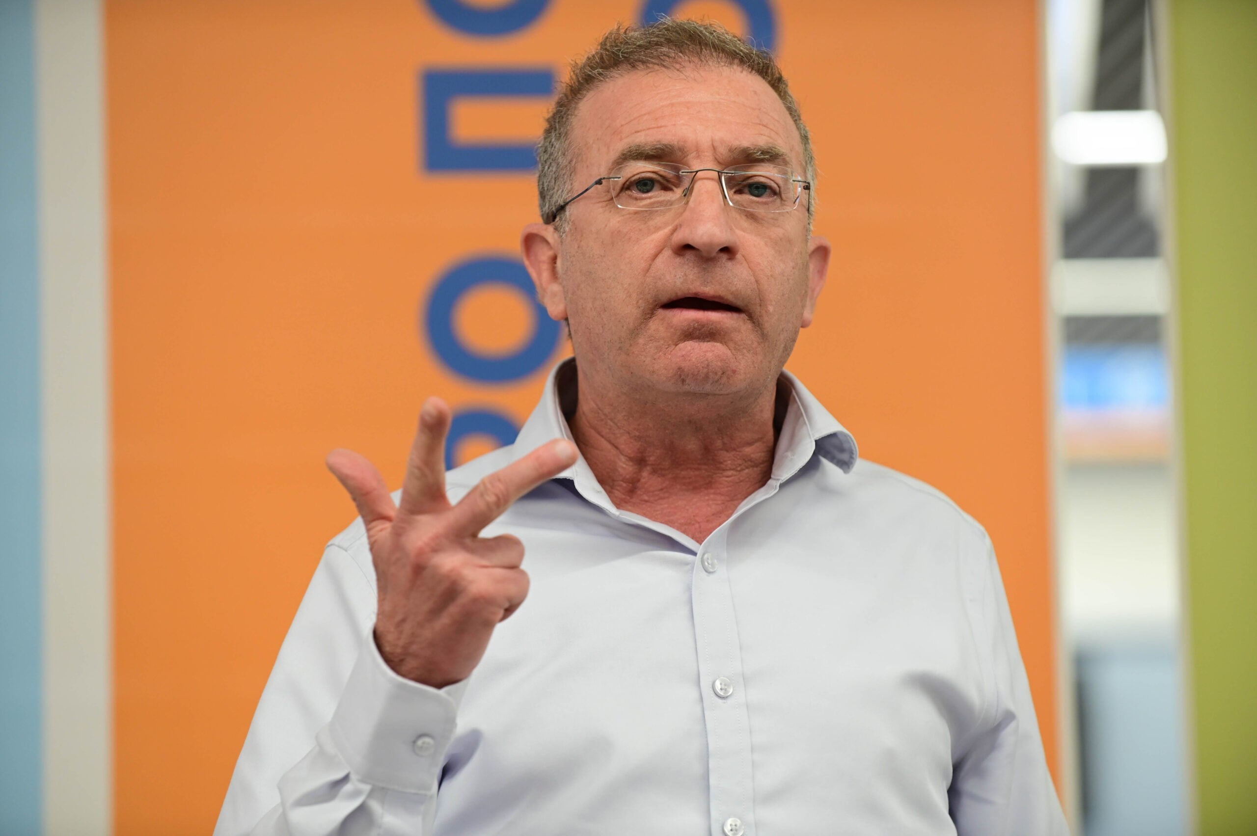 שפיגלר מסביר: מדוע בחר לחבר יישובים דתיים לחשמל - על חשבון חילונים?