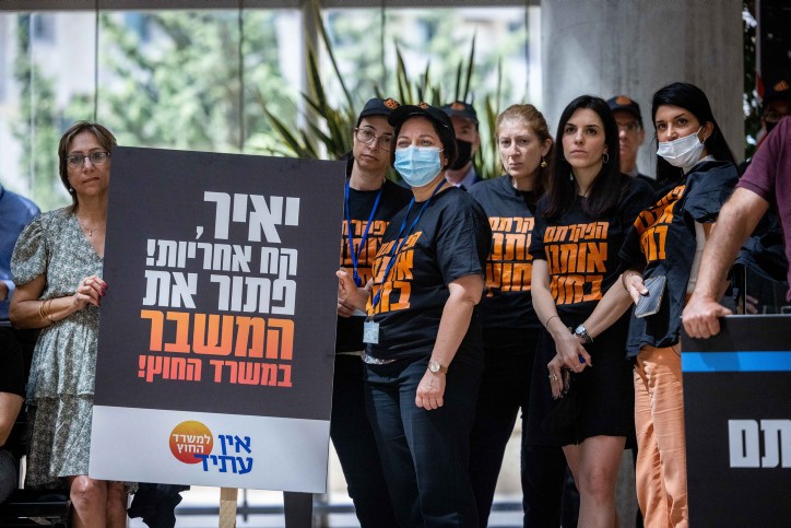 גורם מפמליית רה"מ: "עובדי משרד החוץ ניסו לבצע עבירה פלילית"