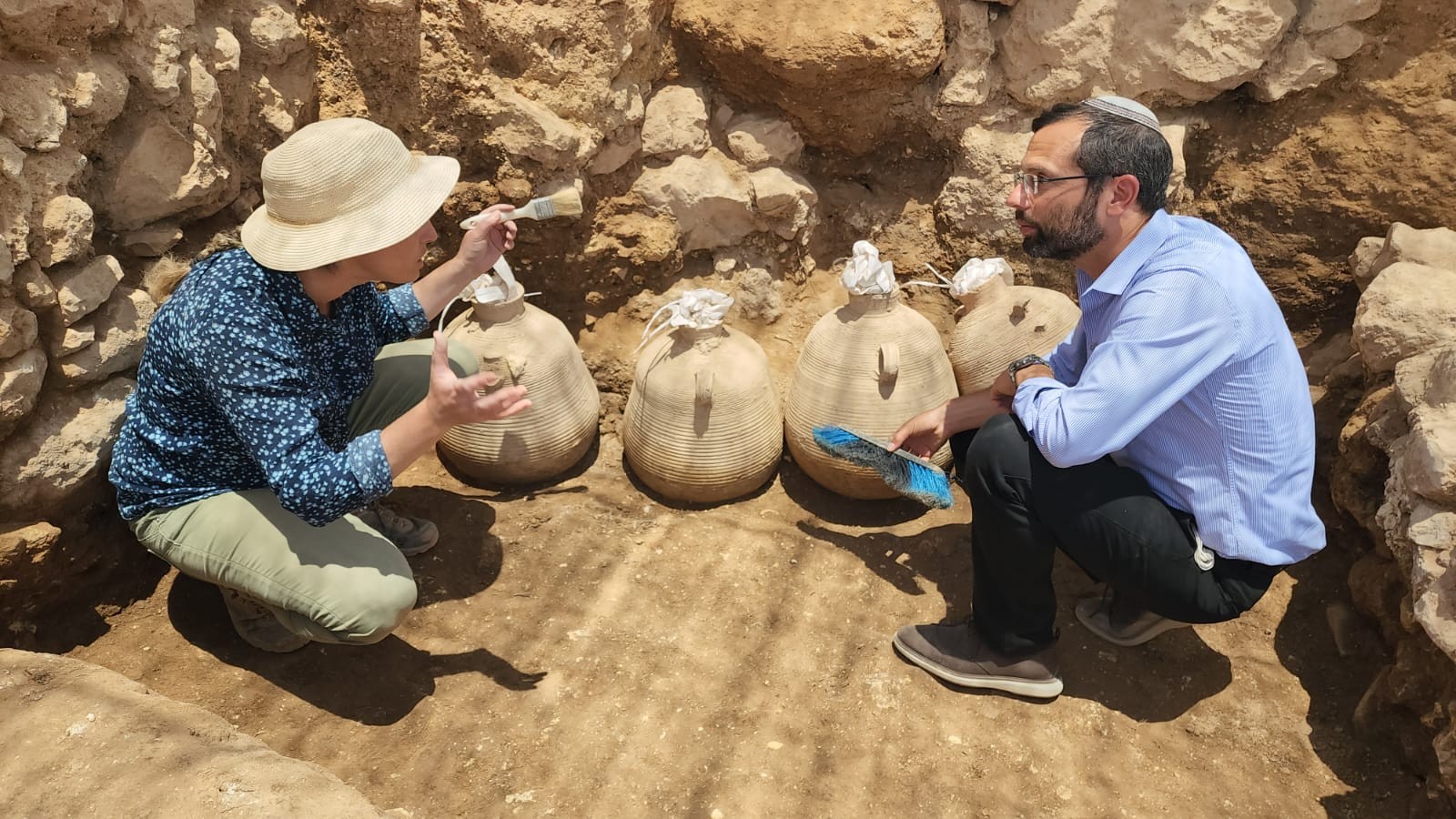 תגלית בת 2,000 שנה בשילה הקדומה: חמישה קנקני ענק | תיעוד