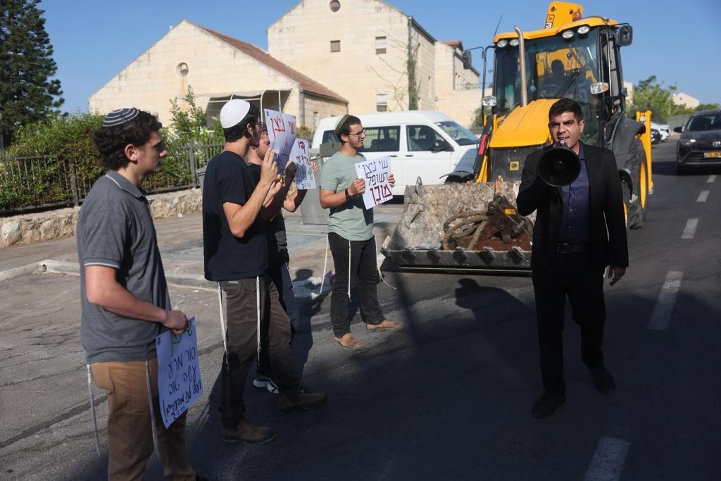 סערת סעדה והפרקליטות: מפגינים עם שופל מול ביתו של שי ניצן