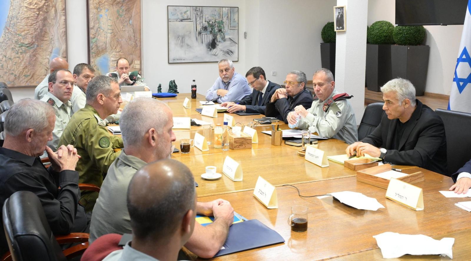 לפיד עם גורמי הביטחון בהערכת מצב. קרדיט: עמוס בן גרשום /לע"מ