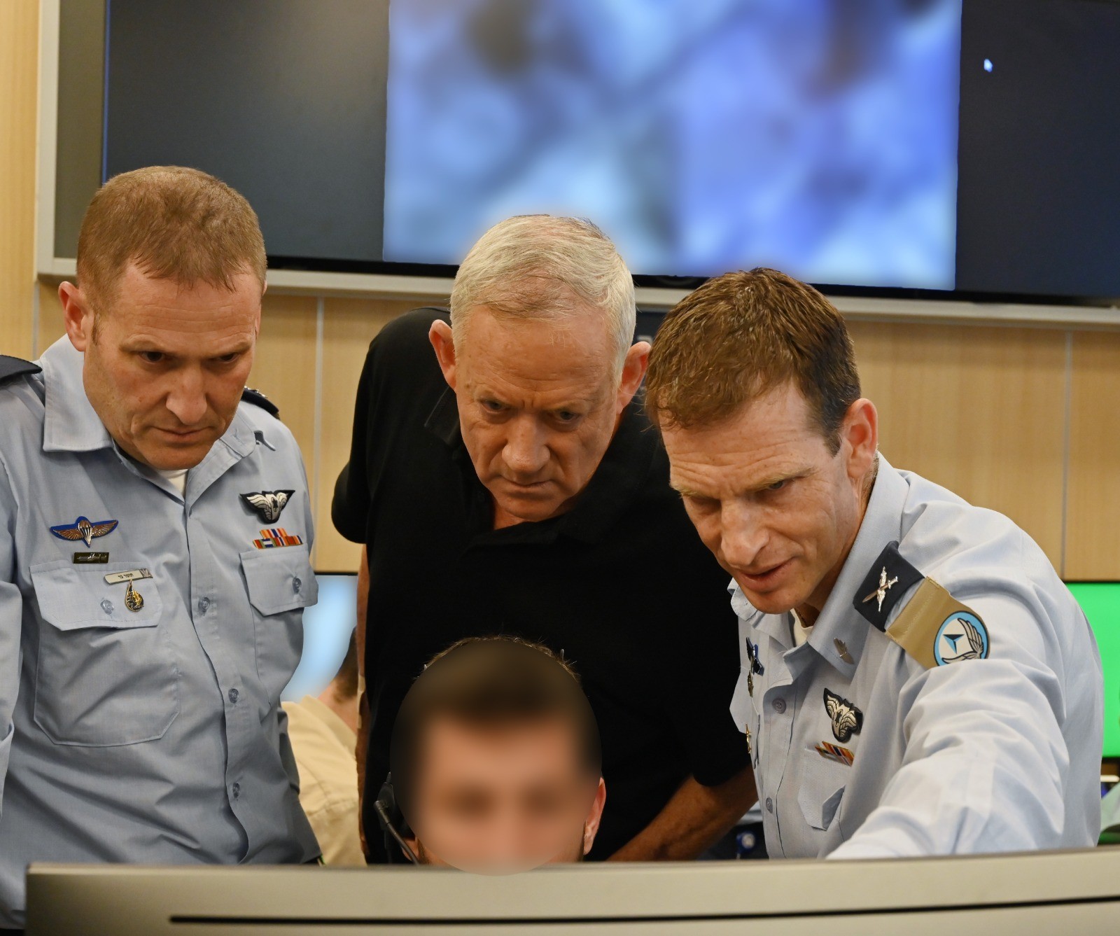 ועדת הבחירות הורתה לגנץ ולפיד להסיר תמונות עם חיילים