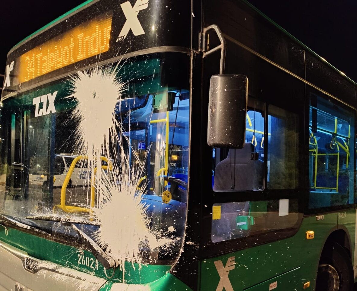 יידו אבנים ובקבוקי צבע על אוטובוס בירושלים - 2 חשודים נעצרו