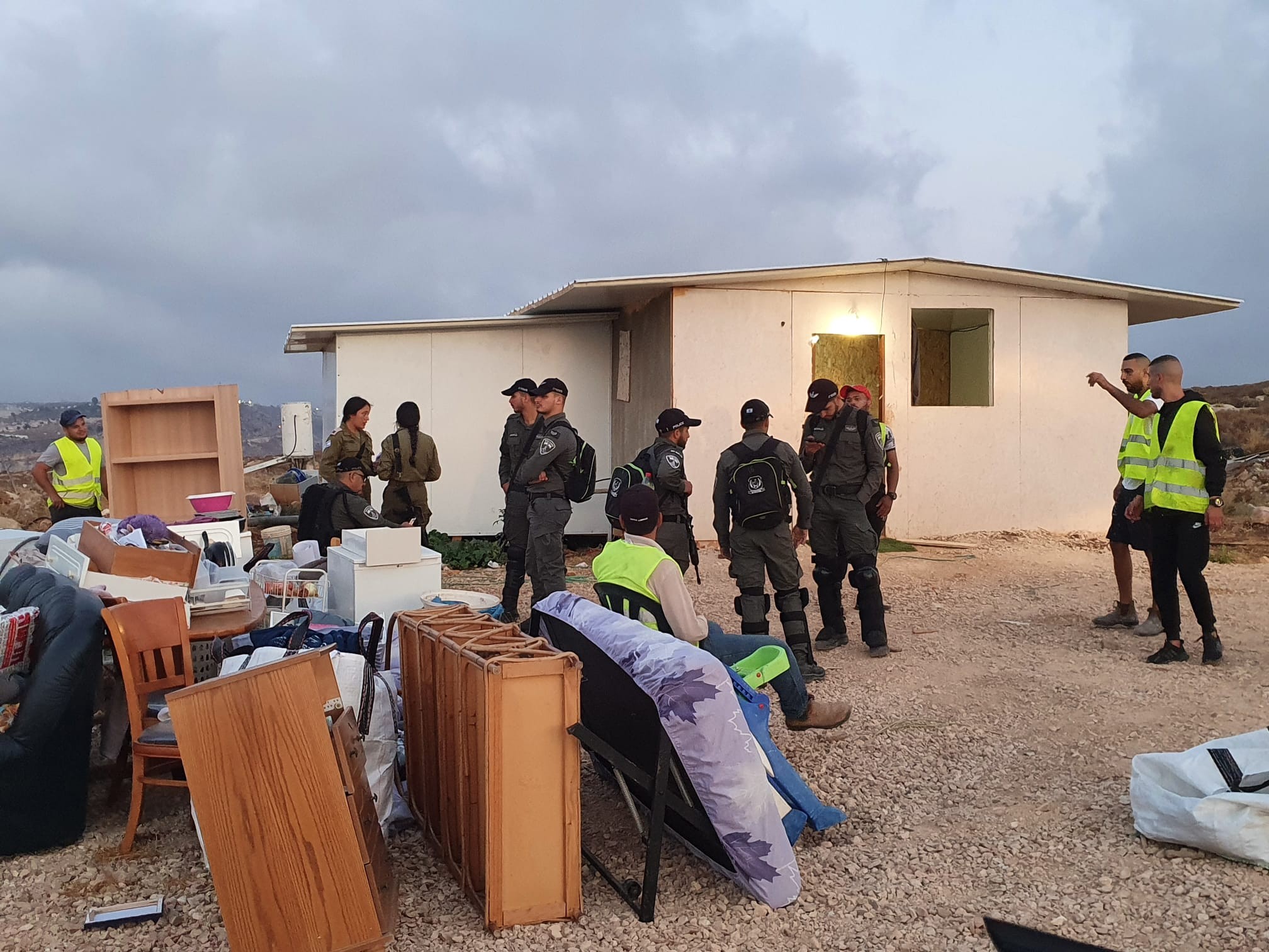 באישון לילה: כוחות משטרה והמנהל האזרחי החלו בפינוי רמת מגרון