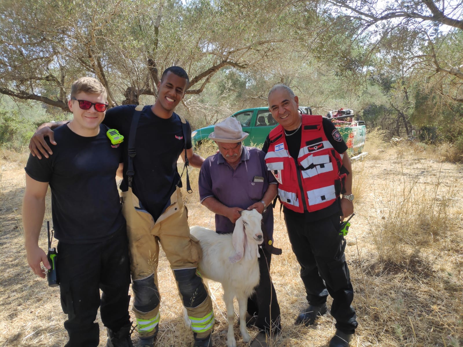 תיעוד: העז נפלה לבור ונותרה חסרת אונים; לוחמי האש לא נותרו אדישים