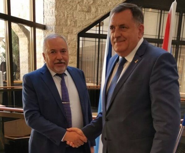 בניגוד ללפיד והרצוג: מדוע נפגש ליברמן עם הלאומן הסרבי?