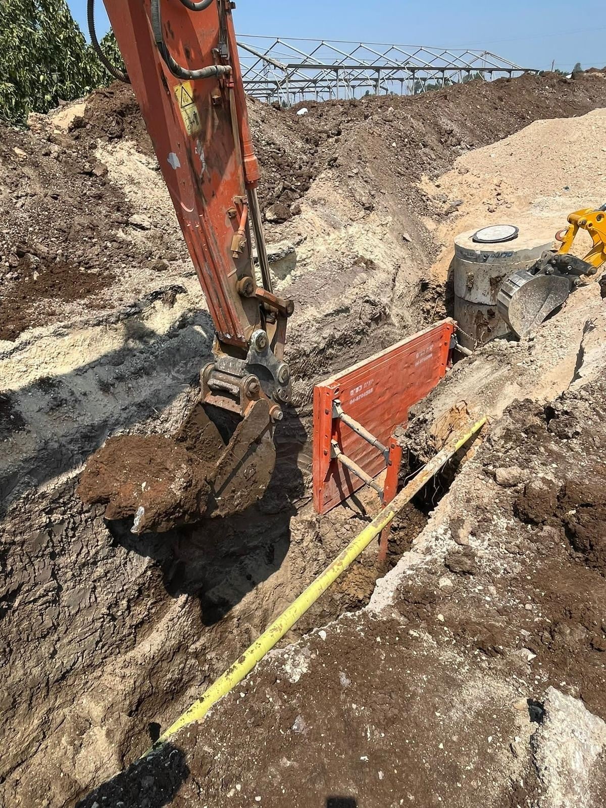 פועל נפל לבור באתר בנייה בגלבוע - וחולץ לאחר שעות ללא רוח חיים