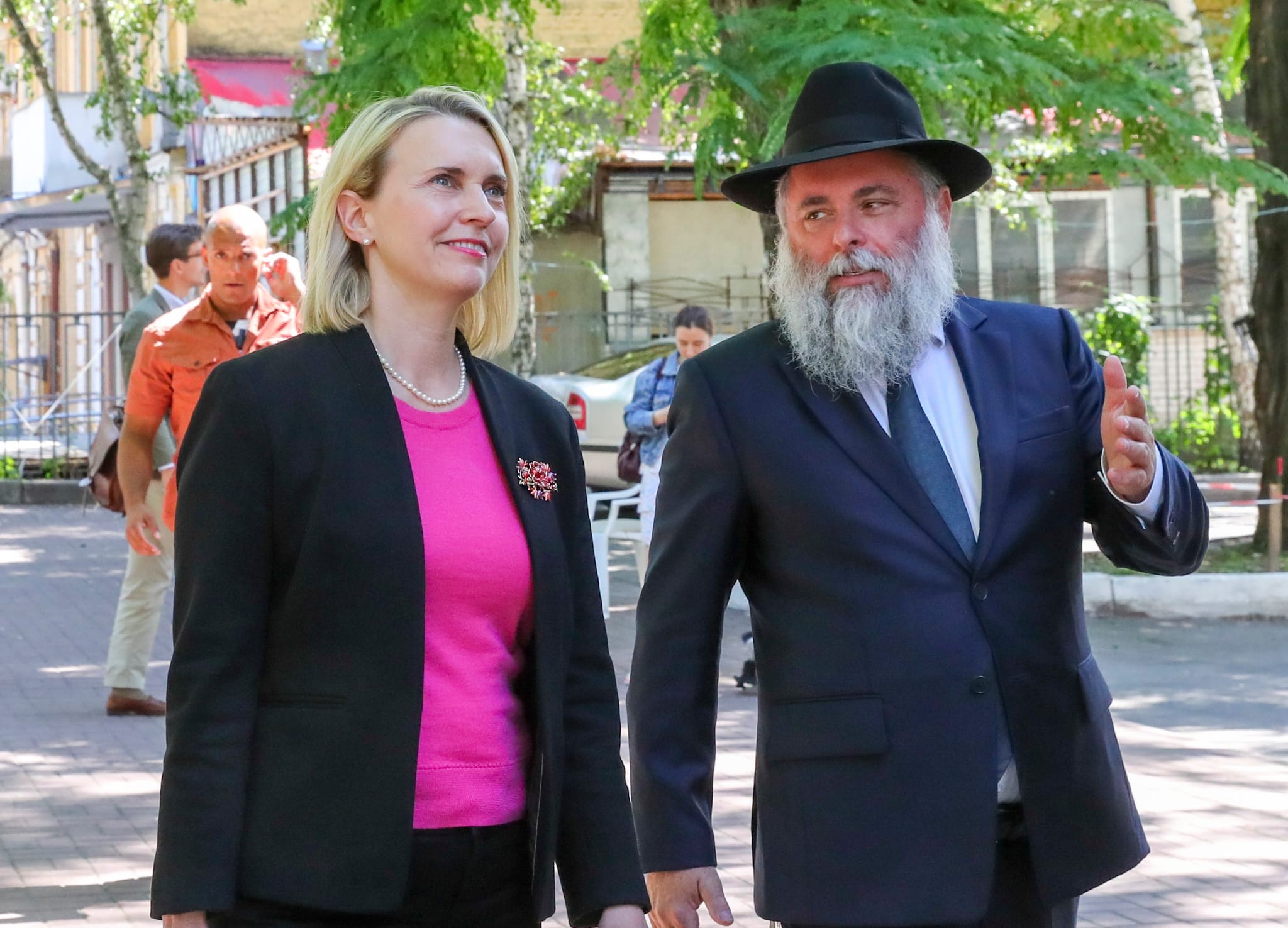 בצעד חריג: שגרירת ארה"ב קיימה ביקור בבית חב"ד בקייב