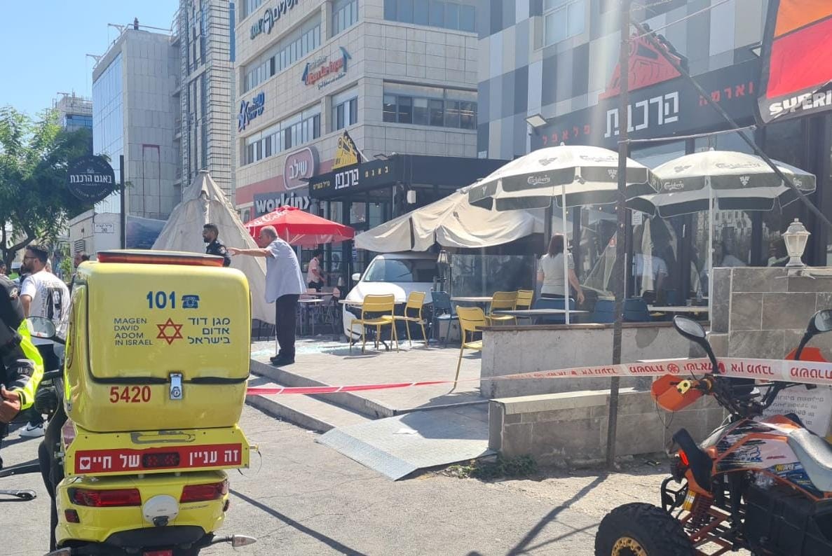 תאונה חריגה בירושלים: נהג הרכב איבד שליטה ועלה על המדרכה | תיעוד