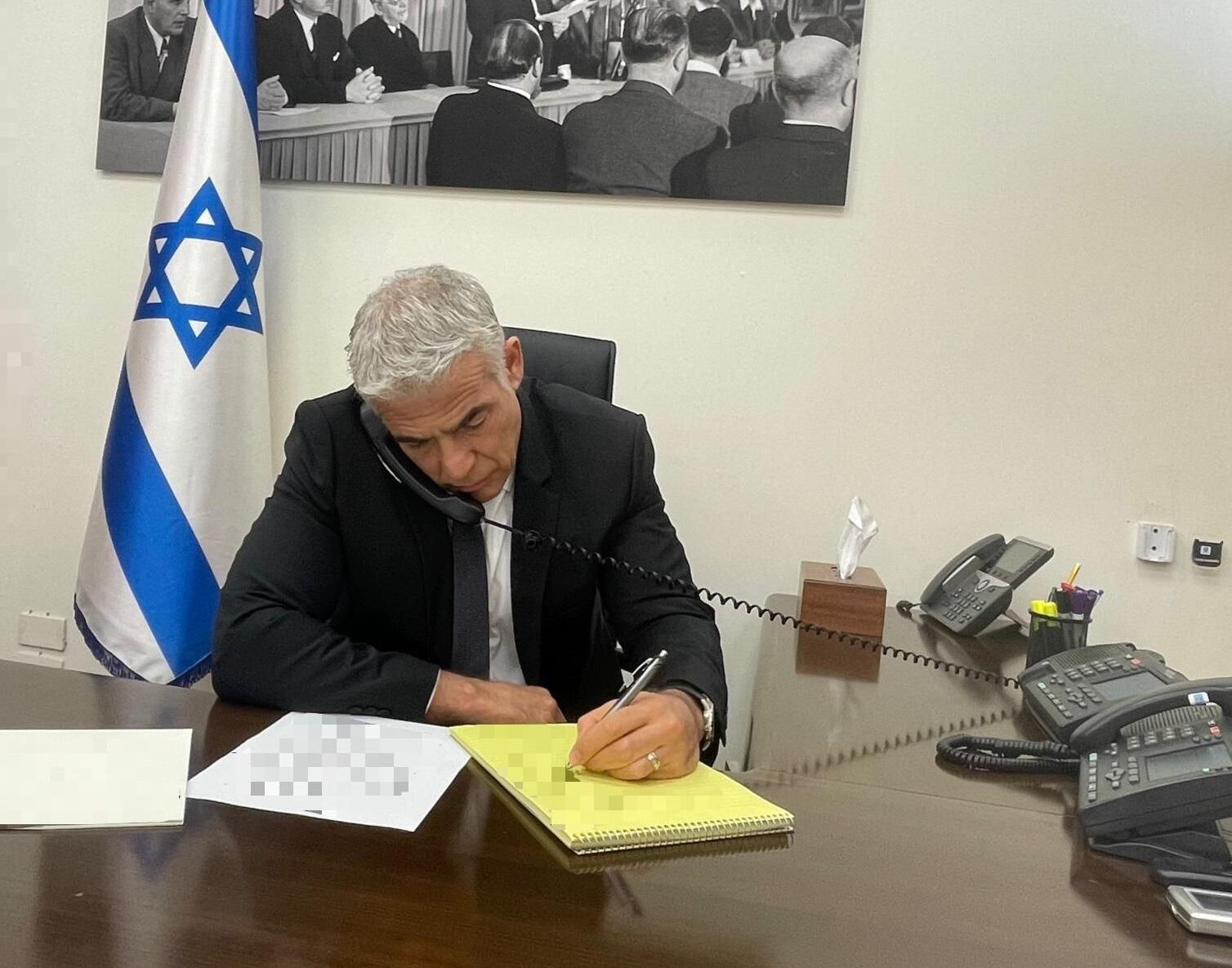 בניסיון למנוע חתימה על הסכם הגרעין: לפיד שוחח עם נשיא צרפת