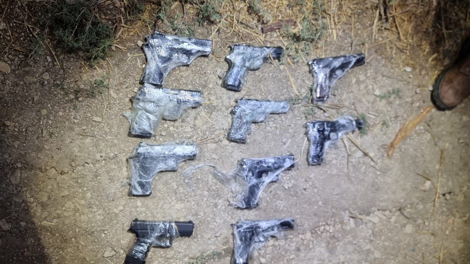 נתפסו על חם: כוחותינו סיכלו הברחת 10 אקדחים בגבול ירדן