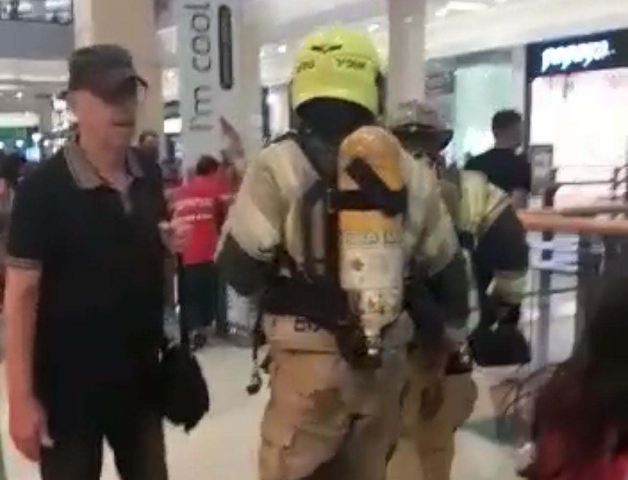 בהלה בפתח תקווה: שריפה פרצה בקניון הגדול בעיר | תיעוד