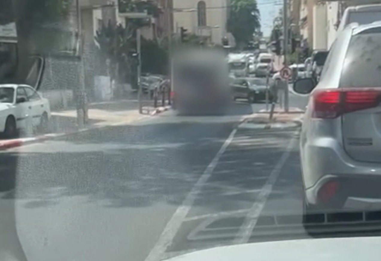 חוסר אחריות משווע: נהג אוטובוס נוסע נגד כיוון התנועה בבני ברק | תיעוד