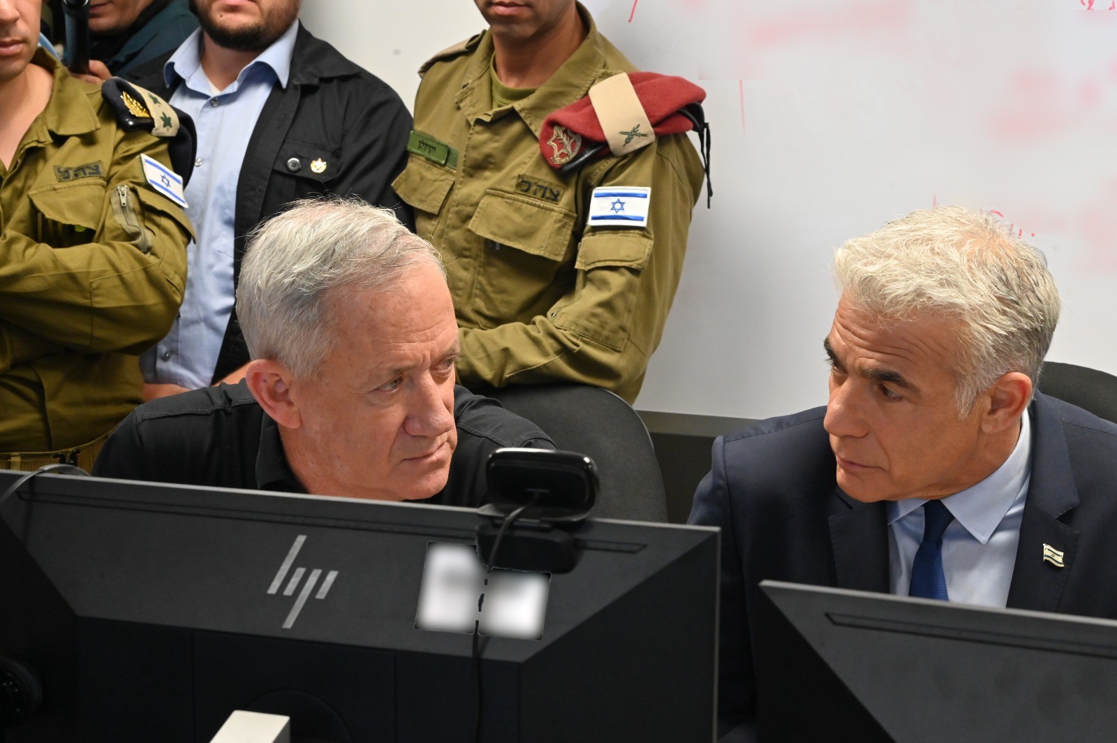 היום השלישי למבצע "עלות השחר": רה"מ לפיד ביקר בעוטף עזה