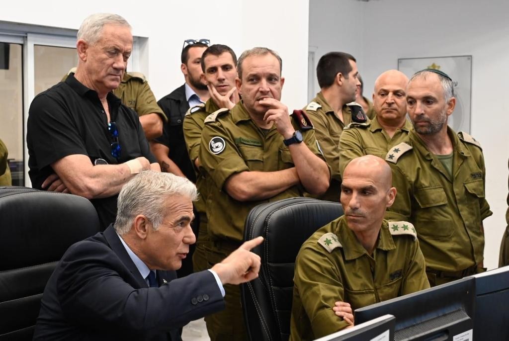 לפיד לצד קצינים. ארכיון. צילום: אריאל חרמוני, משרד הביטחון 
