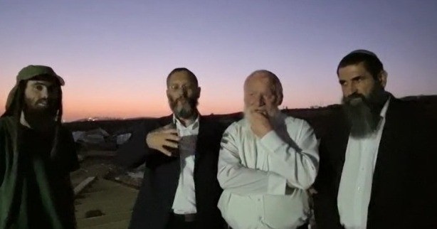 בתמונה: הרבנים שהגיעו לגבעה ואלישע ירד, תושב המקום. קרדיט צילום: ללא