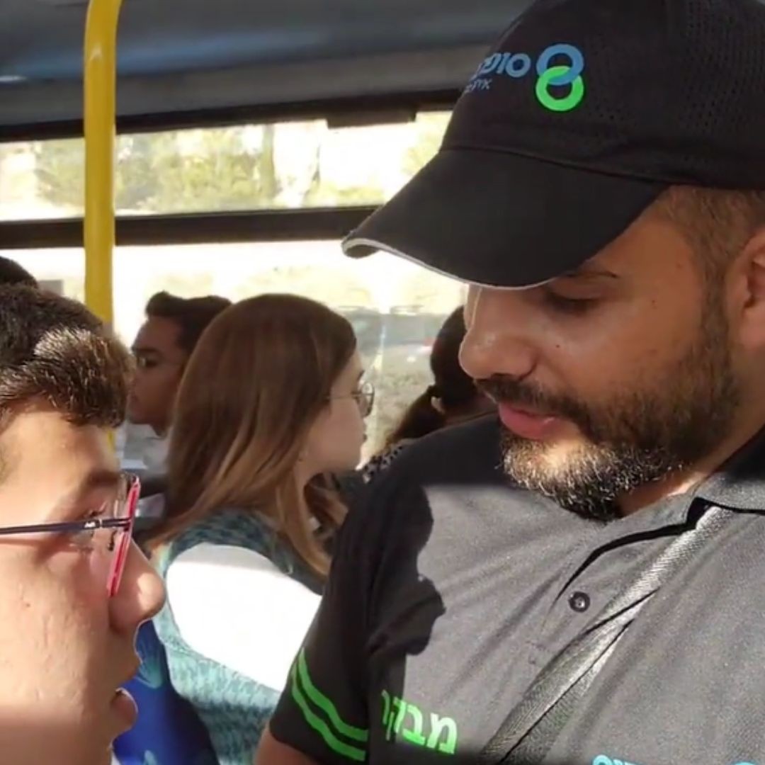 מימין: פקח סופרבוס, משמאל: ידידיה אפשטיין. מתוך תיעוד האירוע. קרדיט צילום: ידידיה אפשטיין