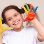אוהבים יצירה? קבלו שיטה שתוריד את הצבע מהידיים בקלי קלות