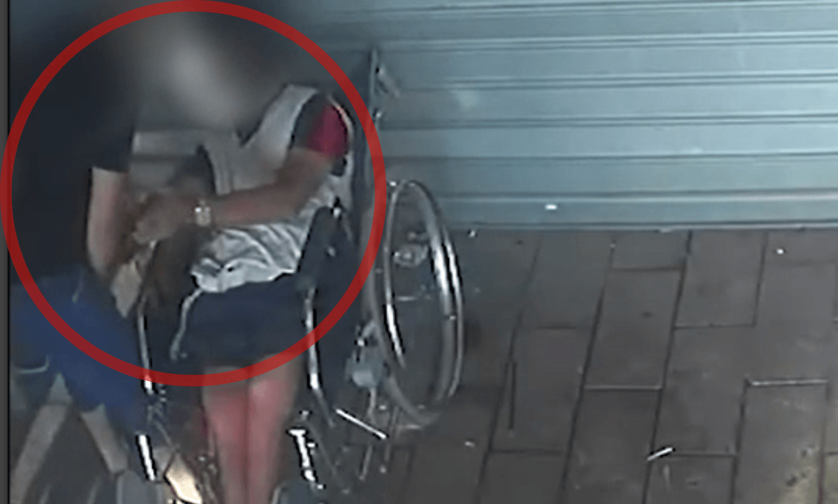 תיעוד: איימו באקדח גז ושדדו באלימות אלפי ש"ח במזומן מאדם בעל מוגבלות