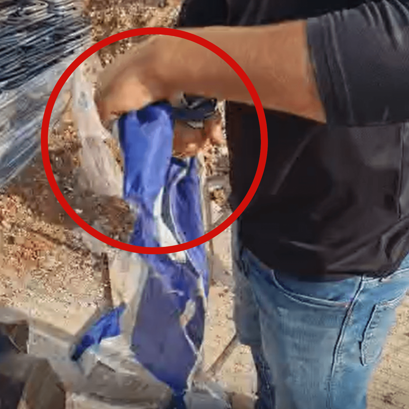 מקומם: פועל מהפזורה הבדואית השחית את דגל ישראל | תיעוד
