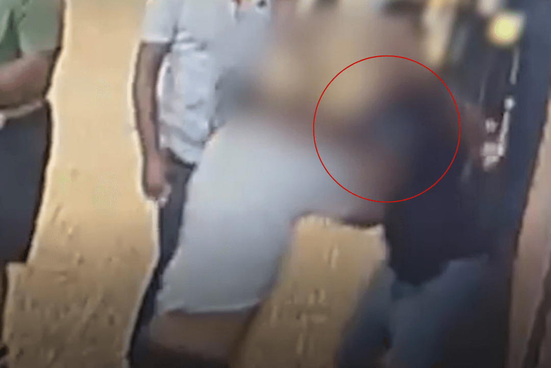 תיעוד: בעל עסק ערבי מטיח כוס זכוכית בתייר בגלל ויכוח על גלידה