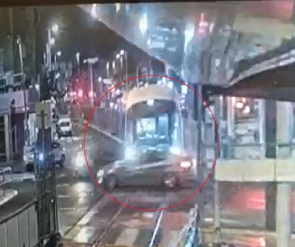 תאונת דרכים בין הרכבת הקלה בבת ים לרכב פרטי | תיעוד מהזירה