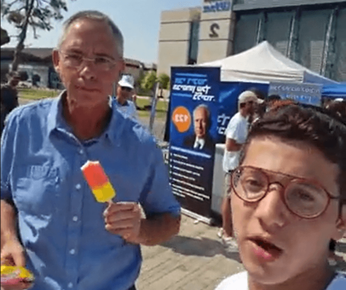 ידידיה אפשטיין וגלעד שרון. צילום: צילום מסך מתוך הסרטון