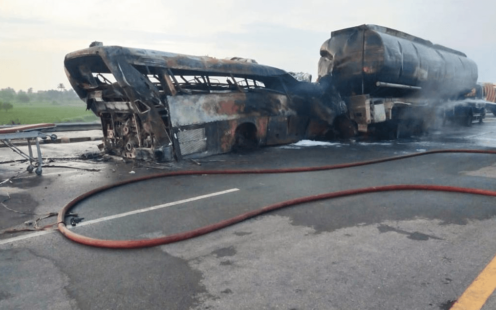 פקיסטן: 20 הרוגים ו-6 פצועים בהתנגשות בין אוטובוס למכלית נפט