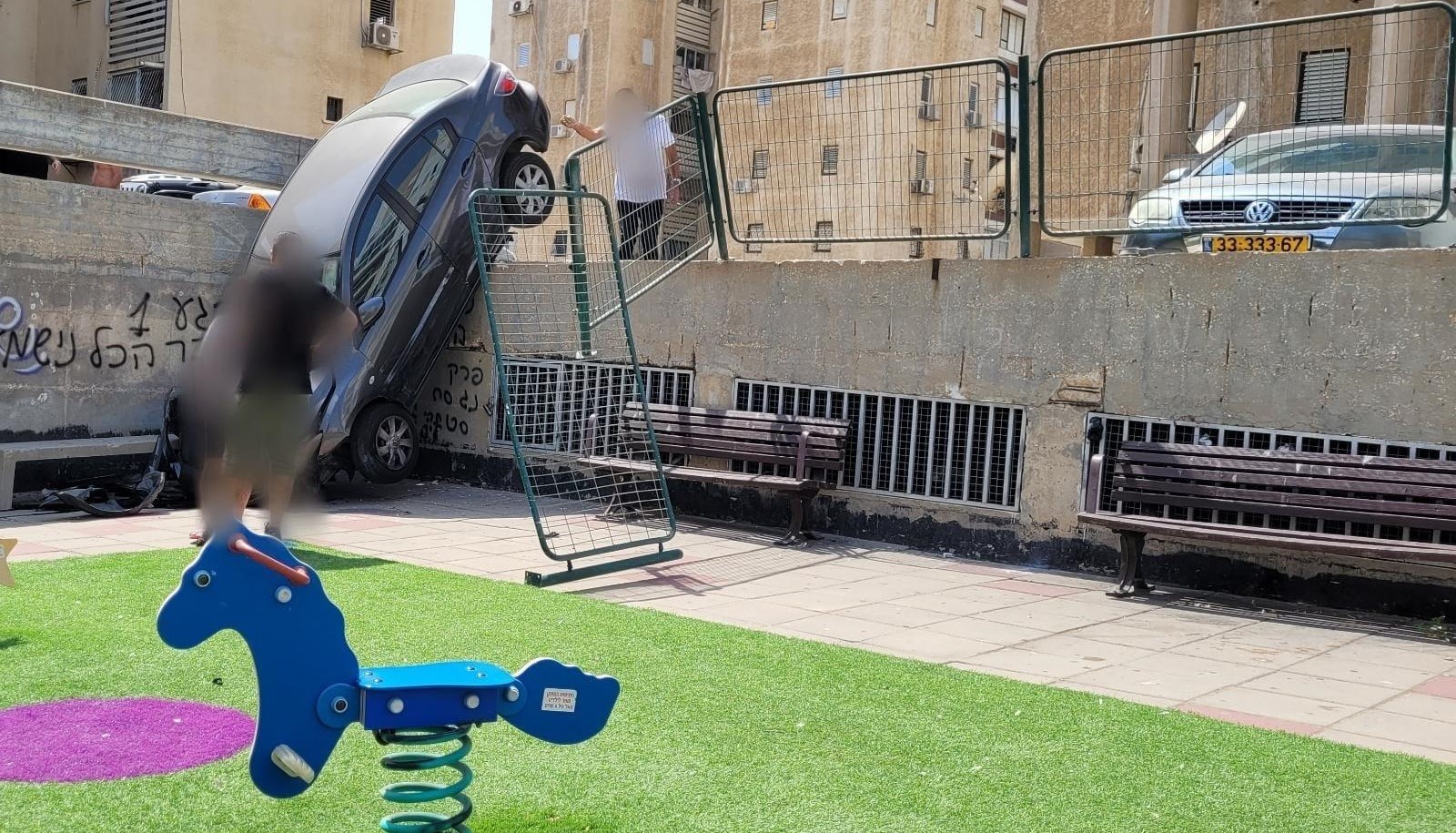אשדוד: בת 55 נפלה מגובה עם רכבה - שהתרסק בתוך גן שעשועים