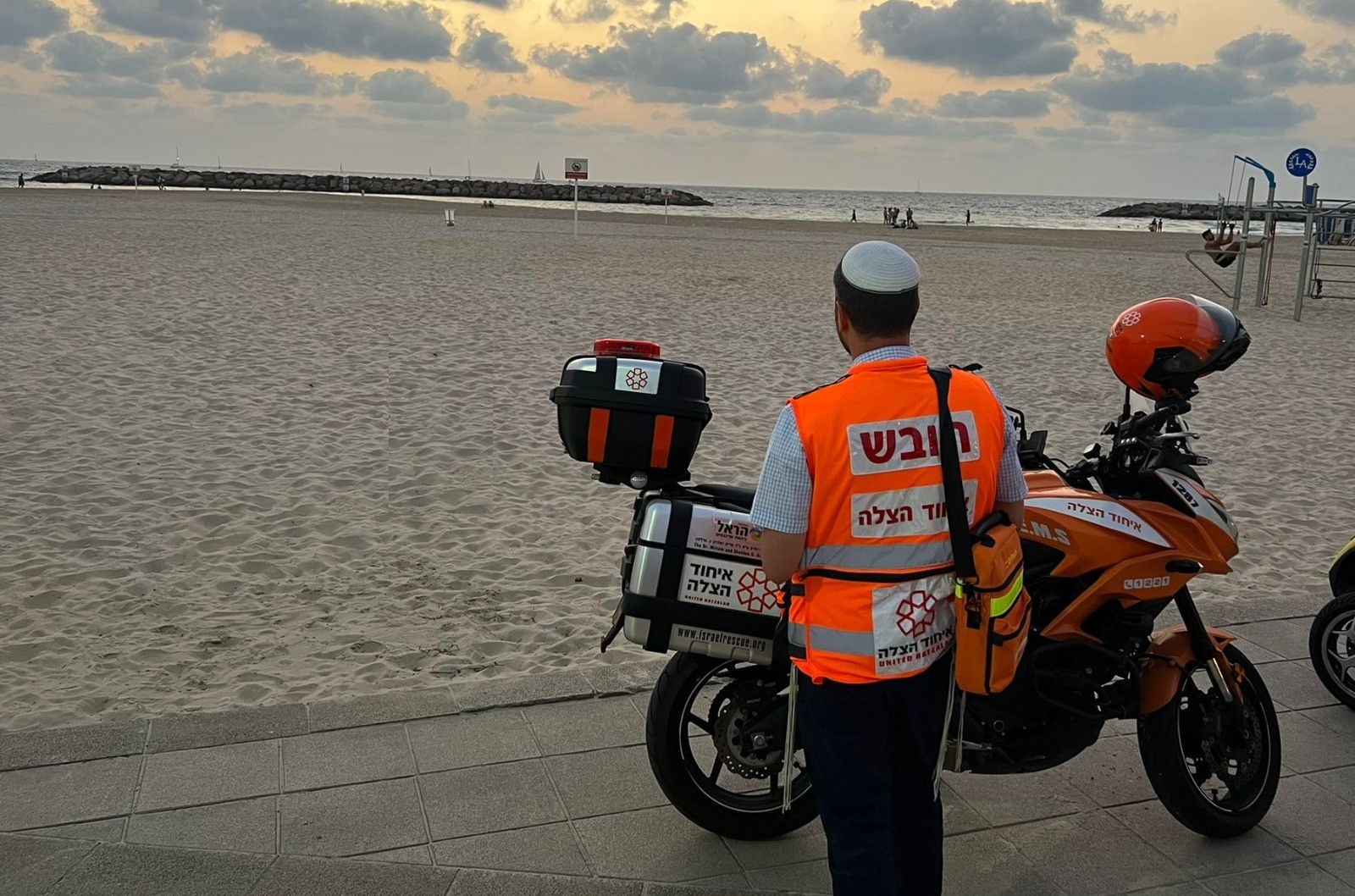 הרצליה: בת 79 במצב אנוש לאחר שטבעה בחוף אכדיה