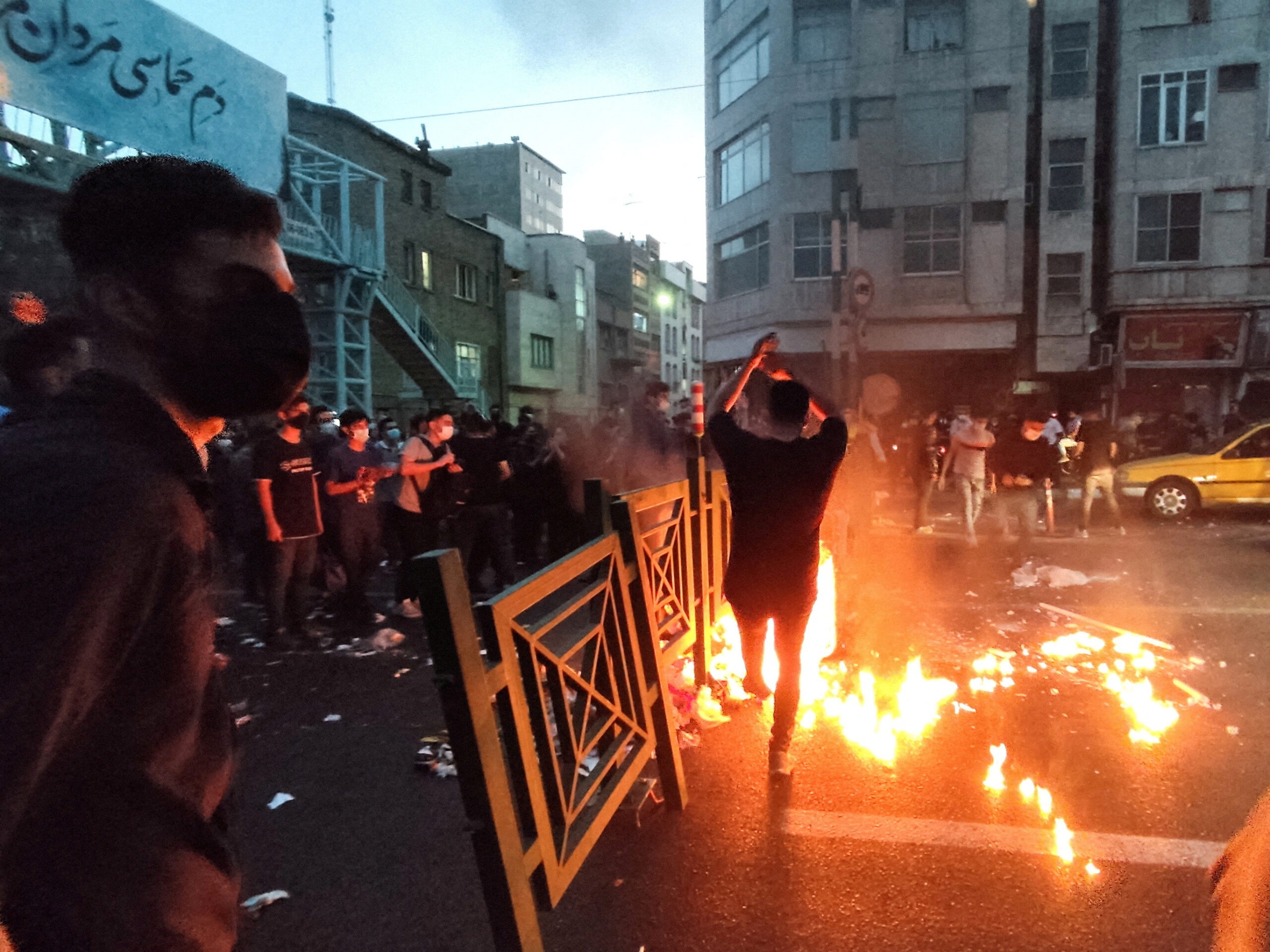 יורים מטווח אפס במפגינות: התיעוד שהאיראנים לא היו רוצים שתראו